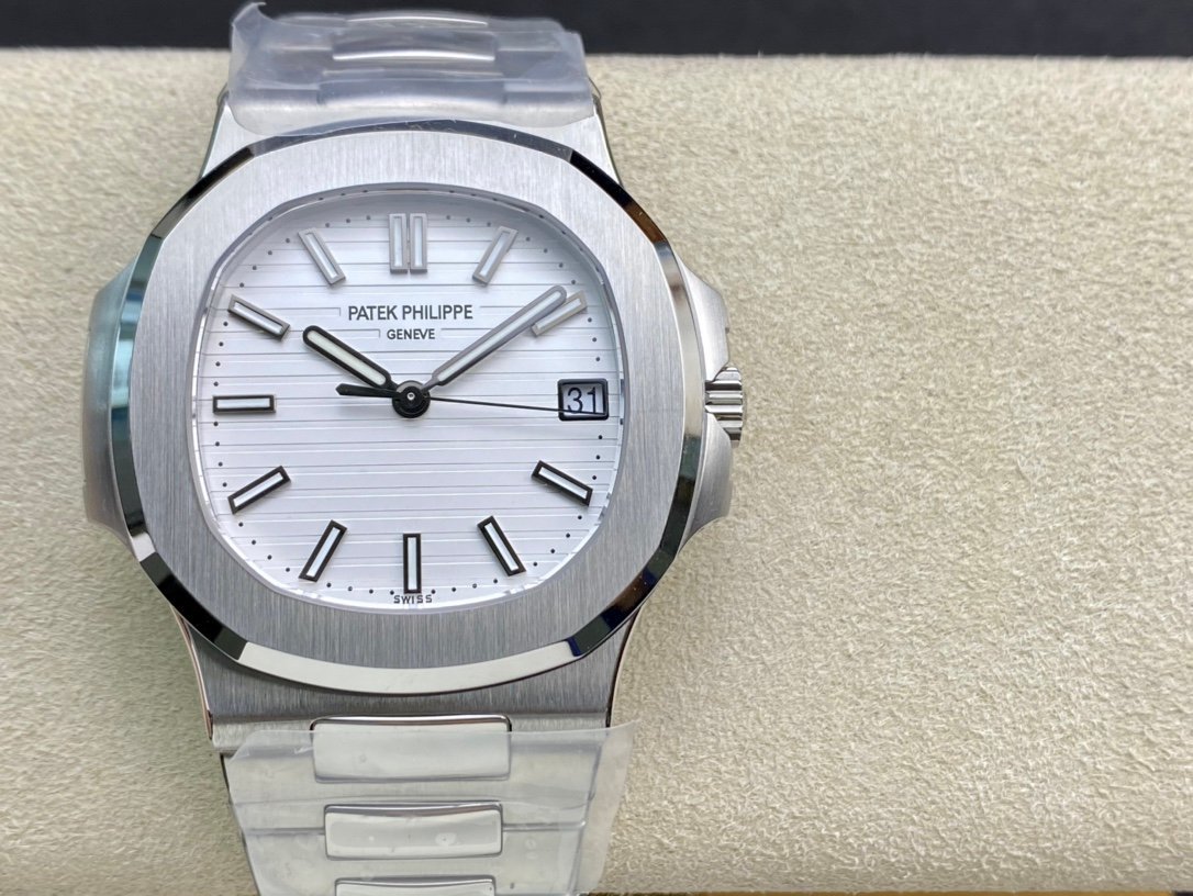4d39d6_0eaa9ed320224e78b1f3c11a1e9ded81mv2.jpg Patek Philippe 5811G Nautilus - Image 1