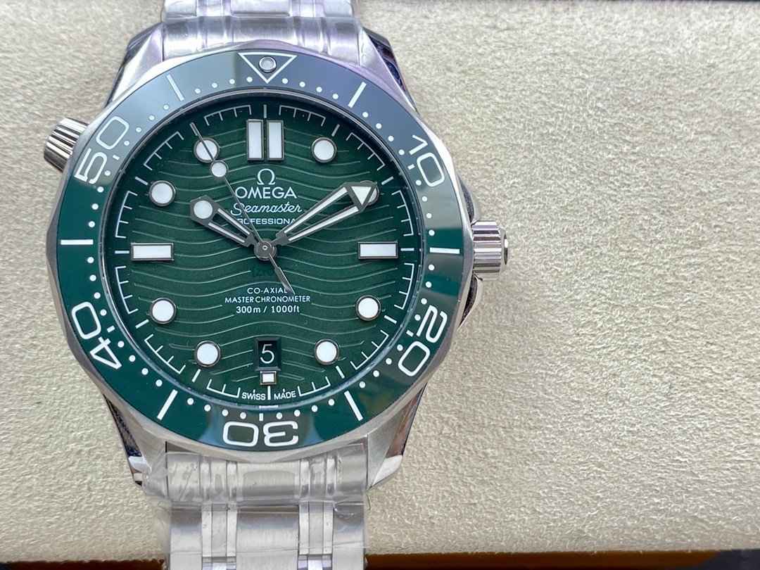 OMEGA Seamaster Diver 300M 42mm (Green Dial Seamaster Steel Bracelet)